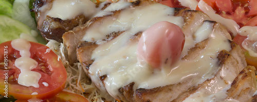 Fényképezés rill pork sliced Salad on vegetable and pour with salad dressing in the blue dis