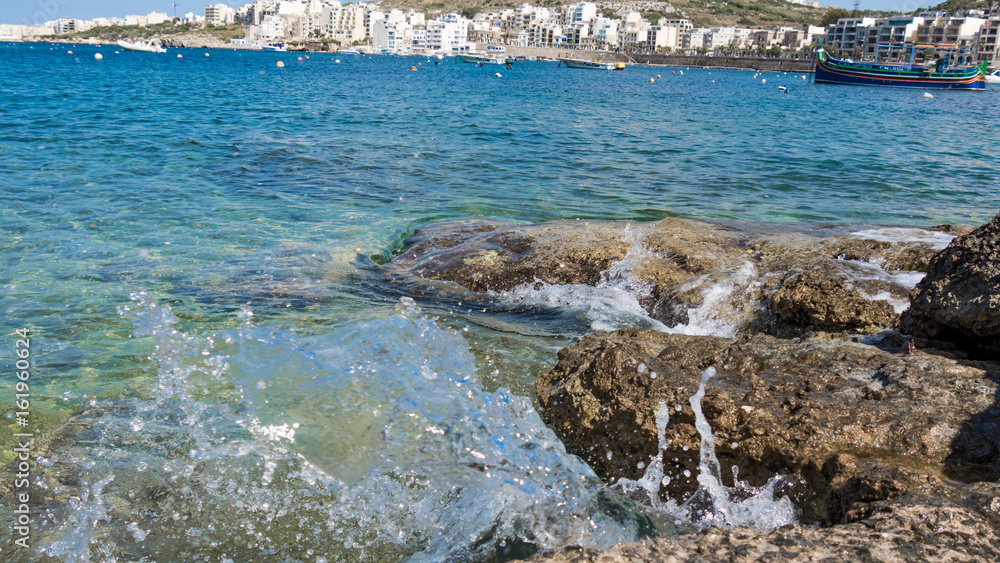 Welle bricht am felsigen Ufer auf der Insel Malta