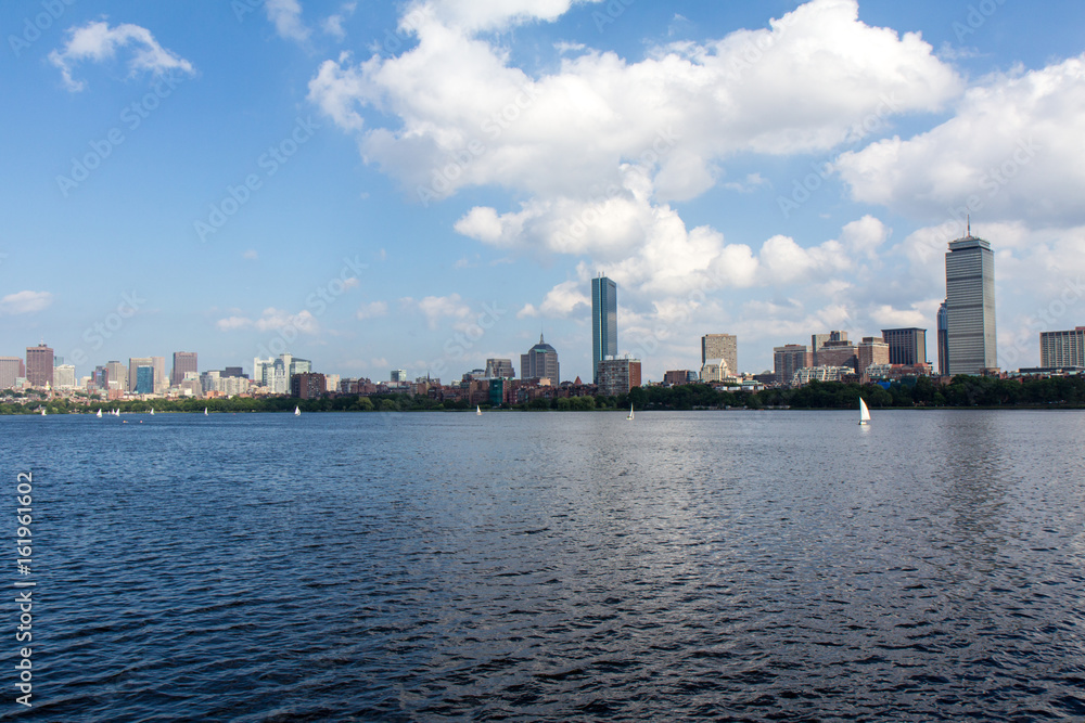 チャールズ川とボストンのビル群