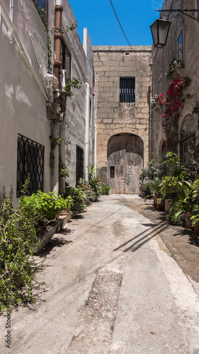 Fototapeta Naklejka Na Ścianę i Meble -  Schmale ruhige Gasse / Strasse auf der Mittelmeerinsel Malta