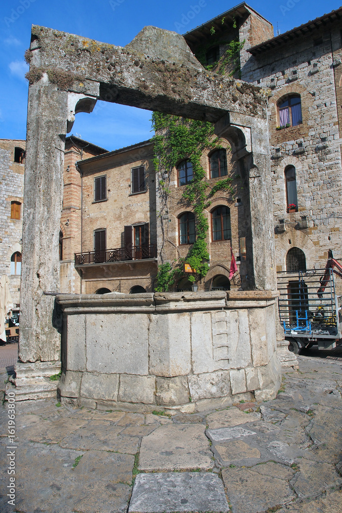 Der mittelalterliche Brunnen von San Gimignano