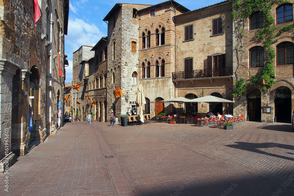 Piazza della Cisterna in San Gimignano