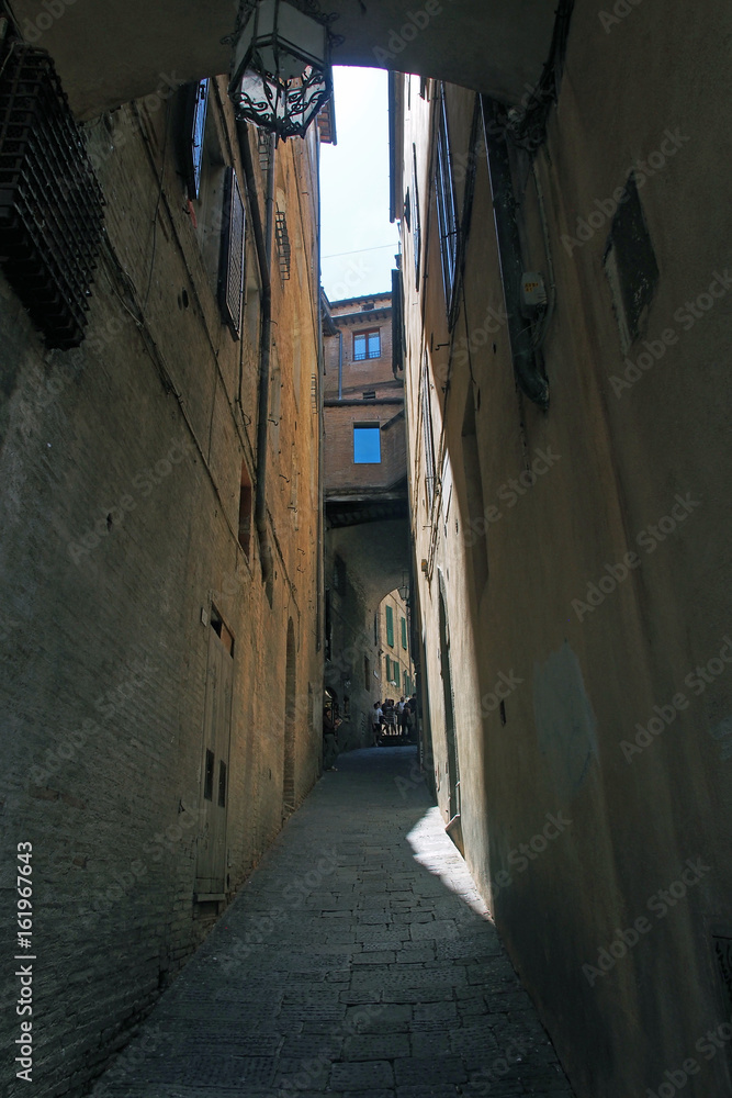 Eine Gasse in der Altstadt von Siena