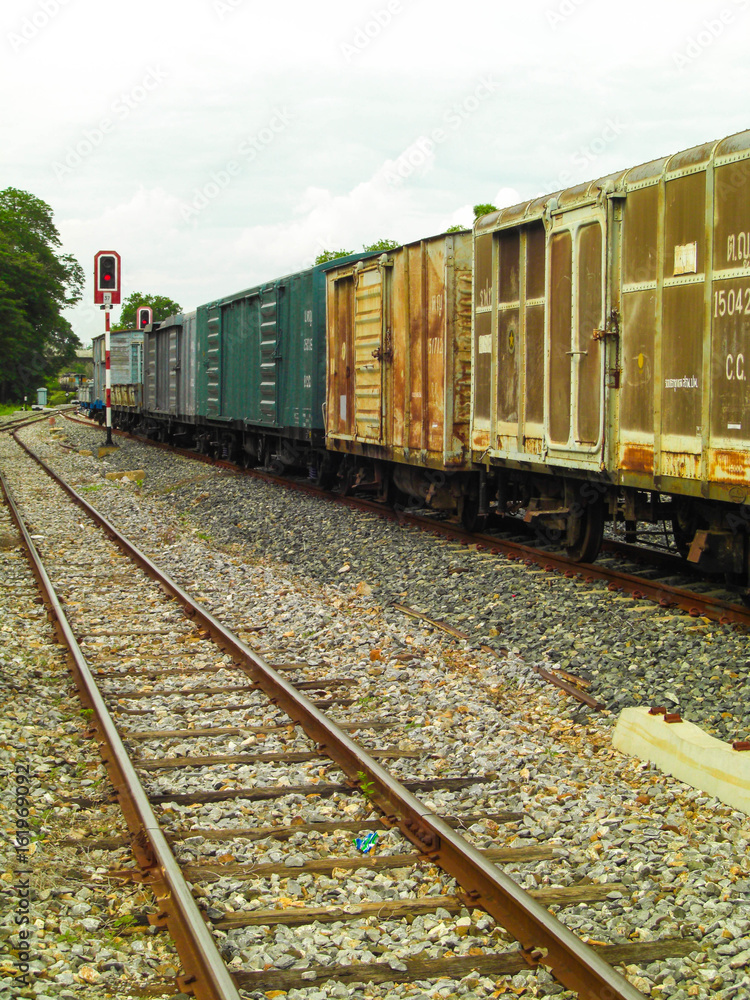 Obraz premium Train on the railroad tracks