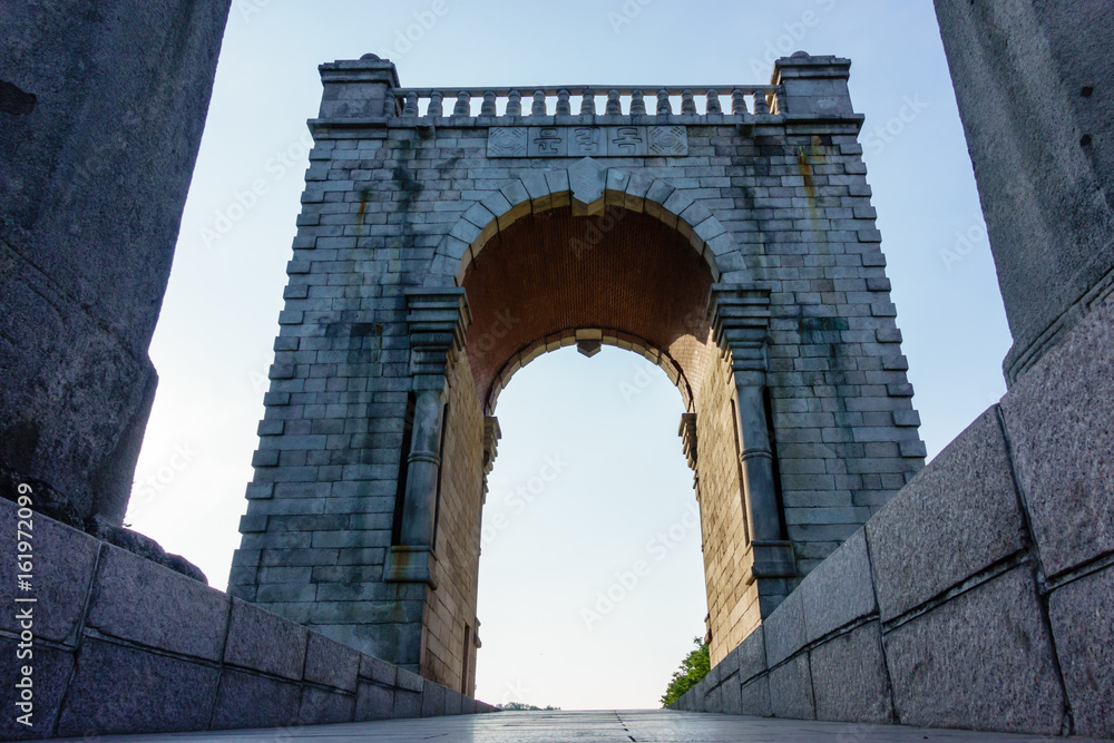 Fototapeta premium 한국 서대문 독립공원에 있는 독립문