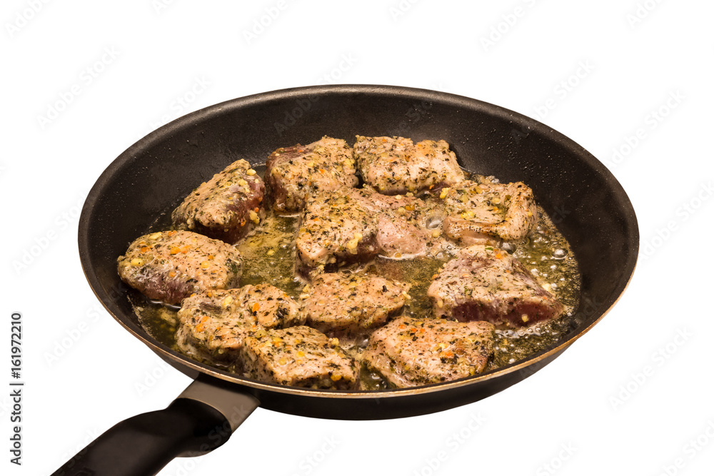 Mięso na patelni. Smażenie mięsa w głębokim oleju. Mięso smażone z przyprawami.