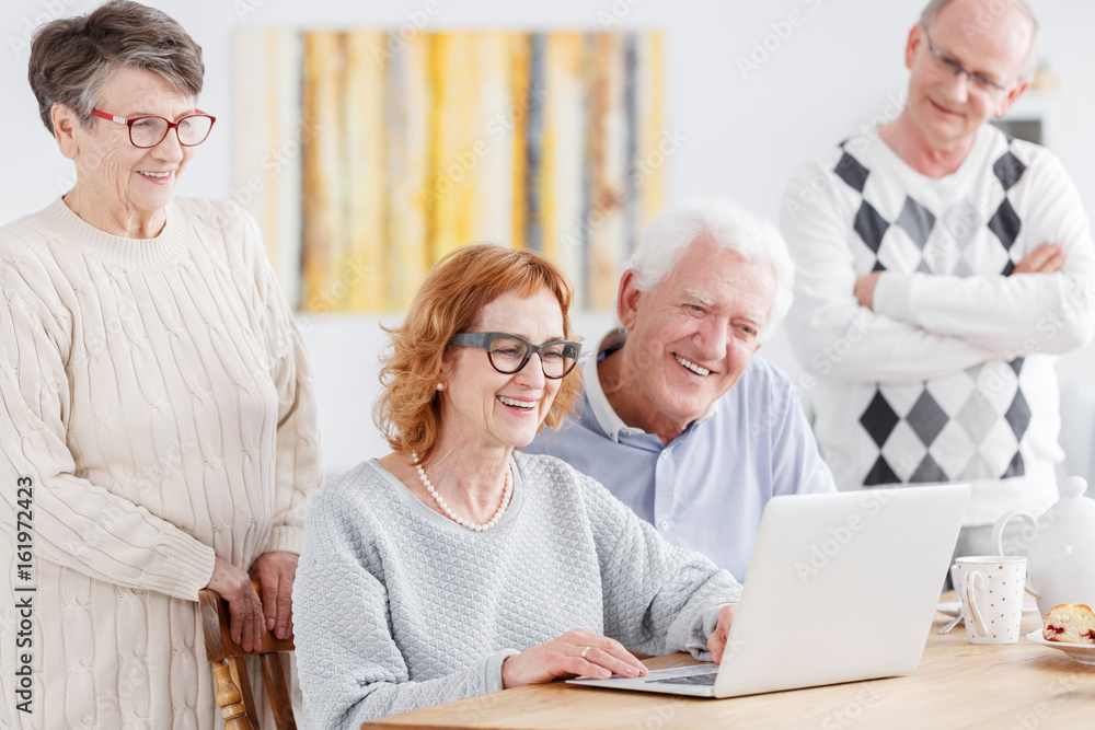 Fototapeta premium Watching old photos