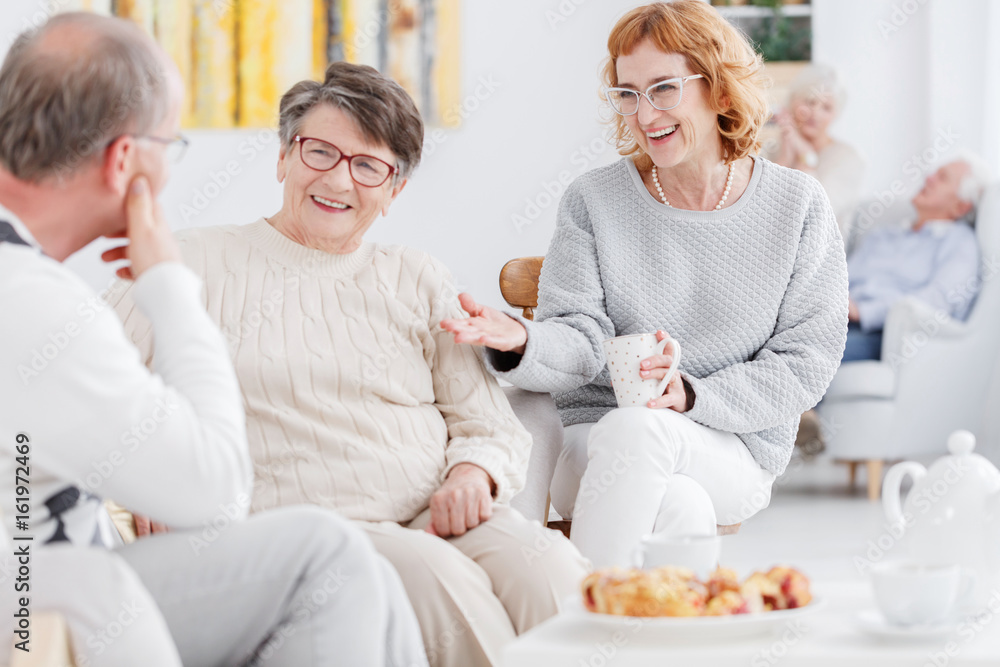 Obraz premium Gossiping on a party