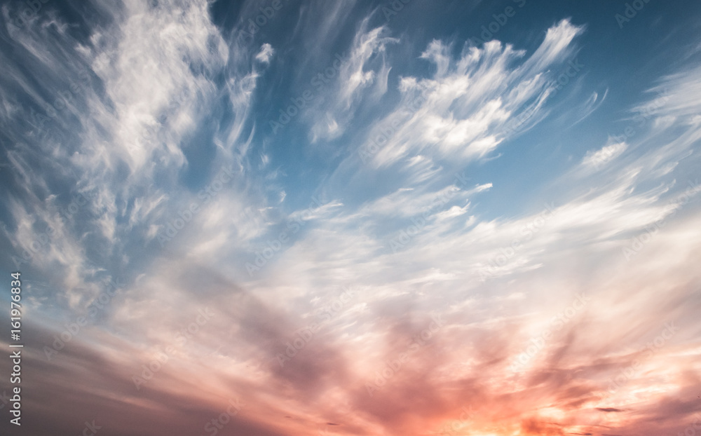 Fototapeta premium Dramatyczne niebo o zachodzie słońca, kontrast chmur Cirrus,