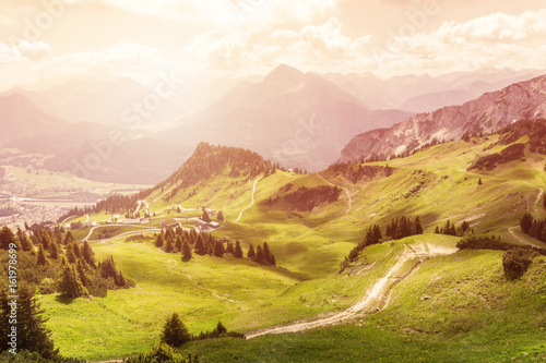 Panoramablick auf die Tiroler Alpen zum Sonnenuntergang.