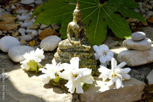 Estatua de Buda tailandes en postura de meditacion