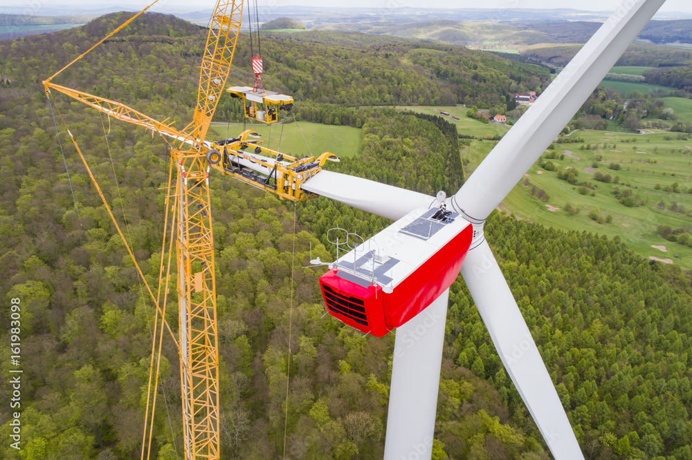 Aufbau eines Windrades, Windkraftanlage foto de Stock Adobe Stock