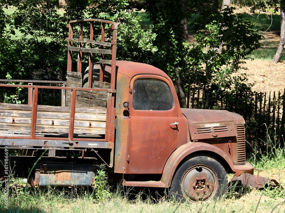 vieux camion abandonné