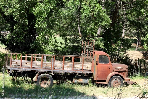 vieux camion abandonné photo