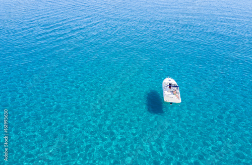 Boot treibt auf dem türkisen Wasser des Mittelmeers in Griechenland, Ägäisches Meer