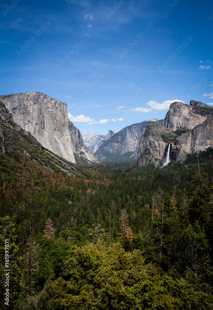Tunnel View im Yosemite National Park Kalifornien mit Wasserfall