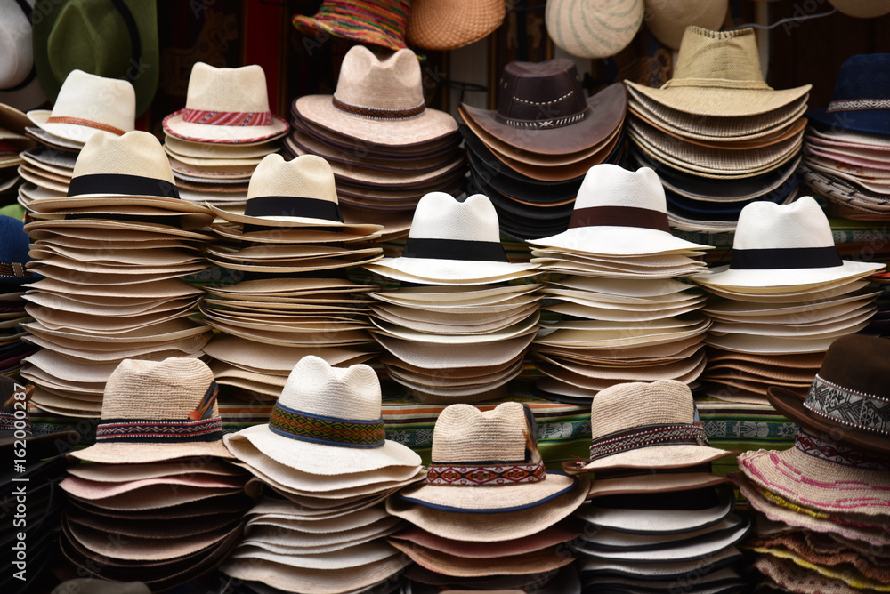 Chapeaux péruviens au marché indien à Arequipa au Pérou