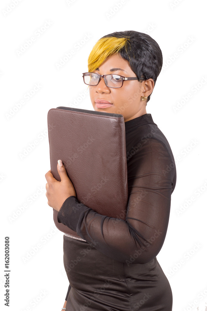 étudiante debout sur fond blanc tient dans ses mains un porte document étudiante debout sur fond blanc tient dans ses mains un porte document