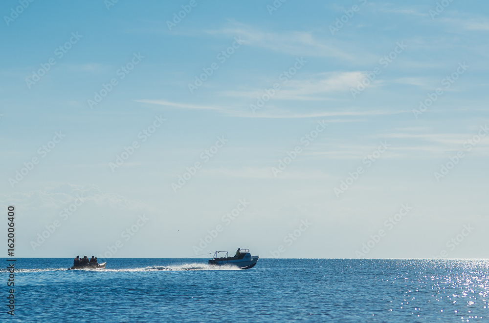 The boat rolls, pulls a banana ride AO sea