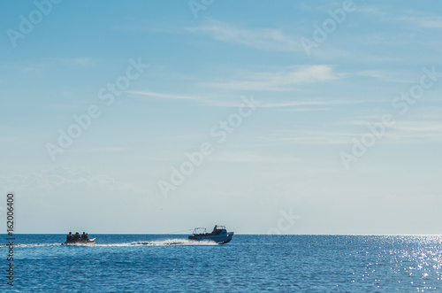 The boat rolls, pulls a banana ride AO sea © komokvm