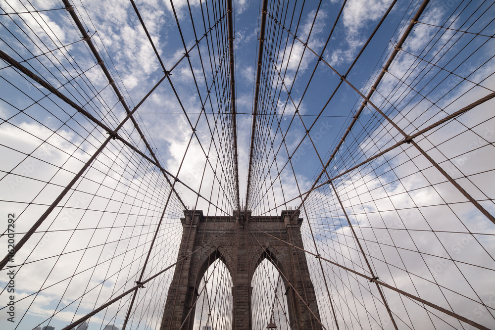 Obraz premium Symetria mostu Brooklyn Bridge: łuki wieży i druty zawieszenia