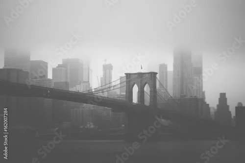 Obraz Brooklyn Bridge i panoramę Nowego Jorku w czarno-białym stylu