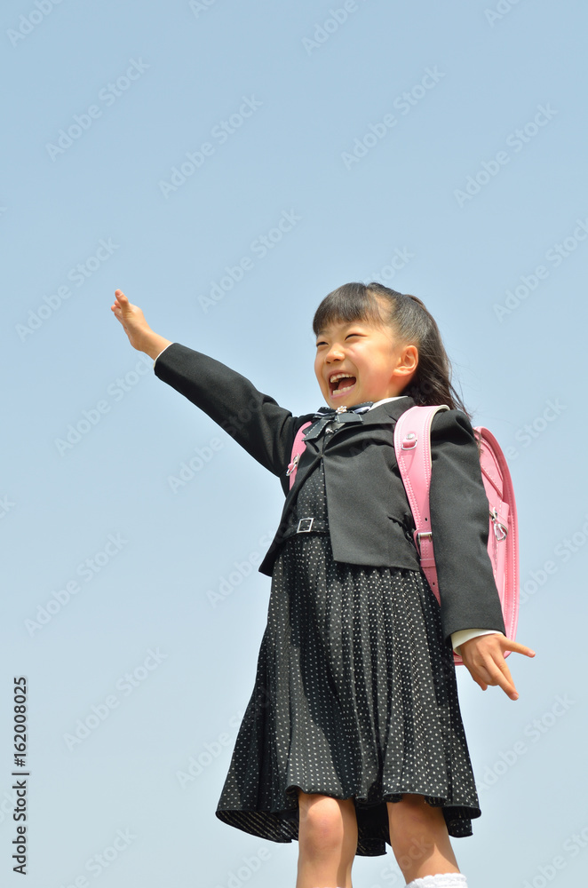 元気に手を上げる笑顔の新一年生 女の子 Stock Photo Adobe Stock