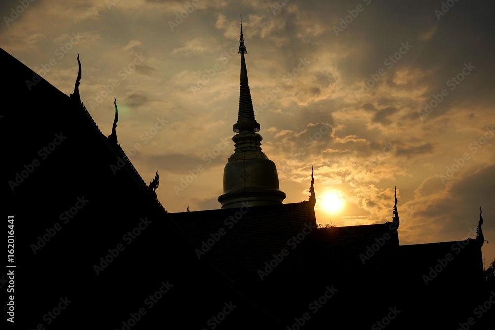 Obraz premium Wat(Temple) is a place that Thais like to visit. And very relevant to the daily lives of Thais. There are important things in temples, such as chapels, pagodas and rituals related to these things.