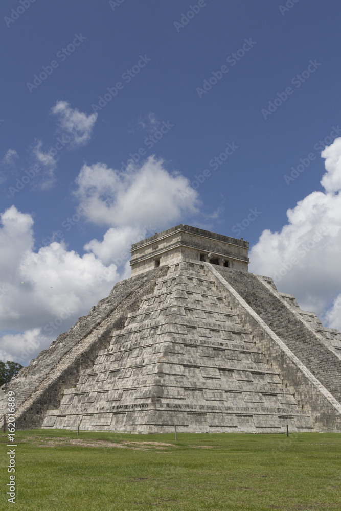 Chichen Itza El Castillo Kukuklan Temple, acient culture, Mexico Yukatan.