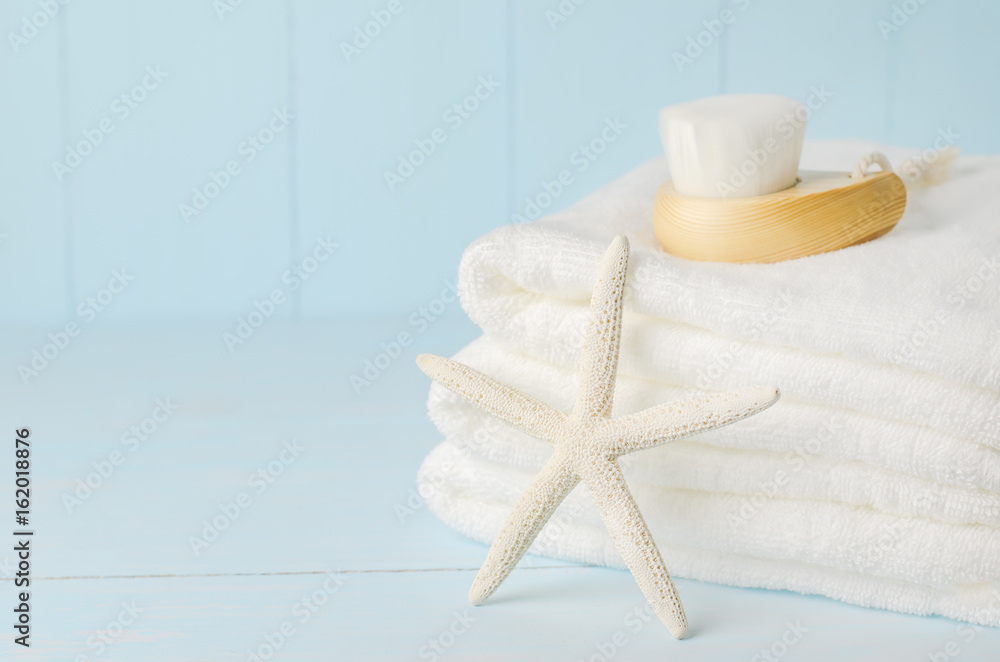 Φωτογραφία Starfish and white towels with Facial cleansing brush