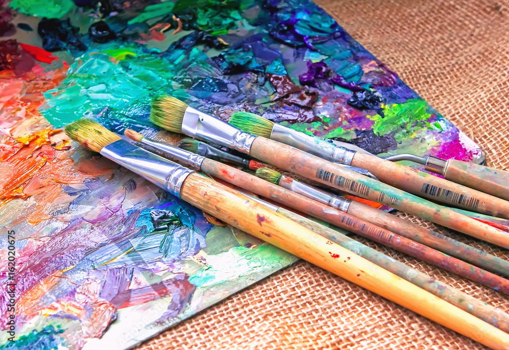 Obraz premium artist brush and palette with paints oil painting impressionism