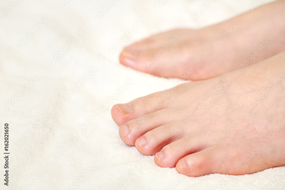 若い女性の足先stock Photo Adobe Stock