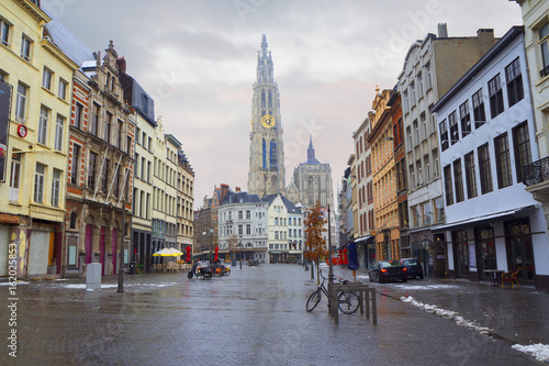 Бельгия. Антверпен. Вид на собор Антверпенской Богоматери с улицы.