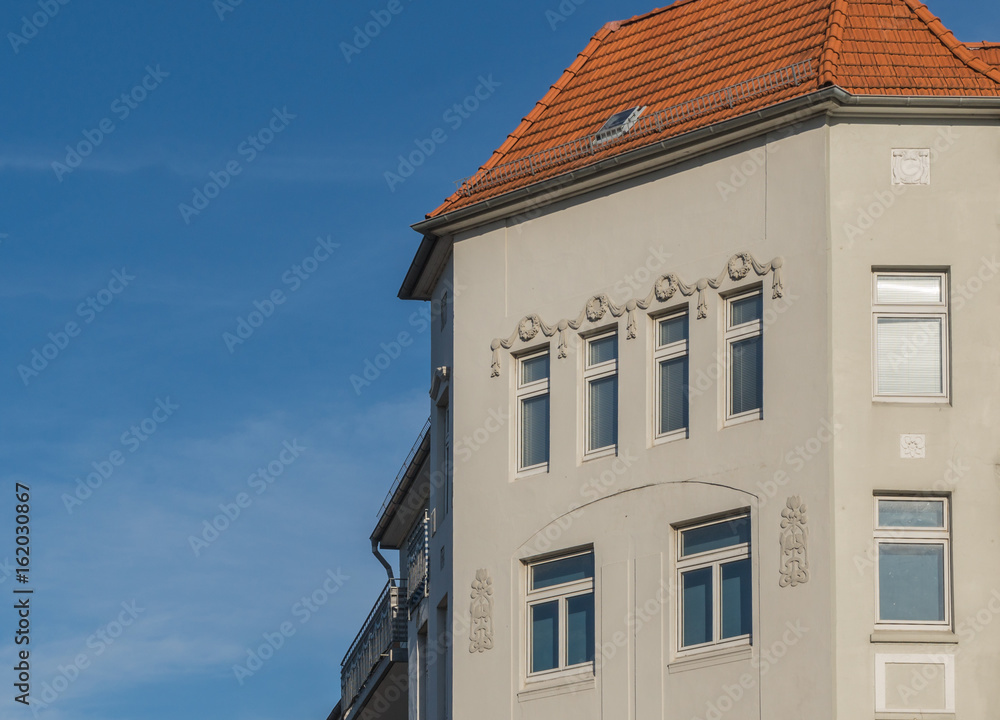 Fototapeta premium Fassade mit Fenstern und Ornamenten 