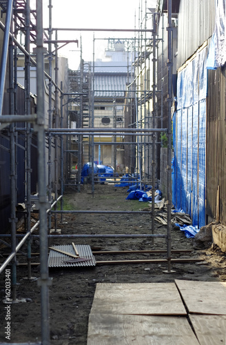 狭い敷地の工事現場