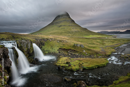 Kirkjufell - Berg und Wasserfall   Island