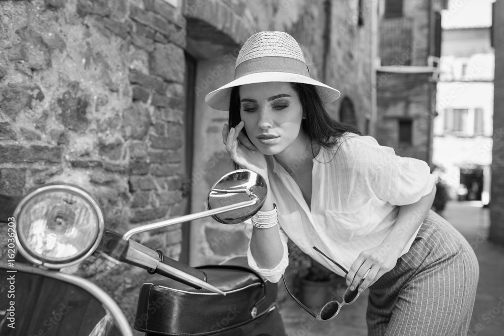 Φωτογραφία BW photography of a beautiful tourist woman