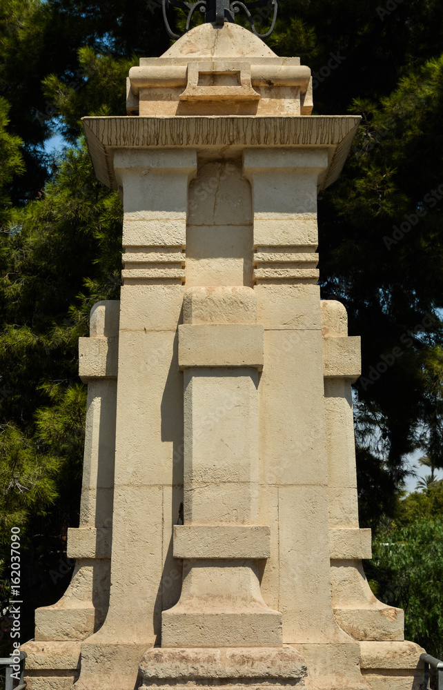 Pilastra de piedra en el Puente de Canalejas, Elche, Elx, Alicante, España
