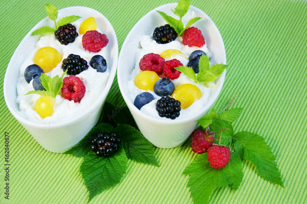 Curd cheese with fresh fruits, Quark, Topfen, mit frischen Früchten, Himbeeren, Heidelbeeren, Brombeeren, Textraum, copy space Curd cheese with fresh fruits, Quark, Topfen, mit frischen Früchten, Himbeeren, Heidelbeeren, Brombeeren, Textraum, copy space