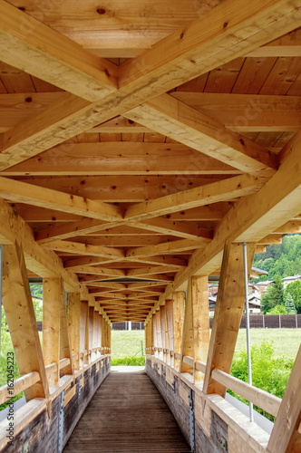 Holzdachkonstruktion einer Brücke in Österreich