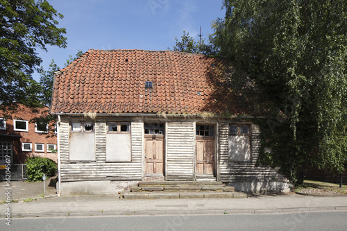 altes, verfallenes Holzhaus photo