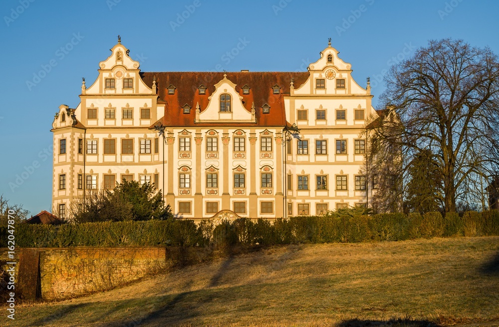 Obraz premium Morgensonne auf Schloss Harthausen bei Günzburg