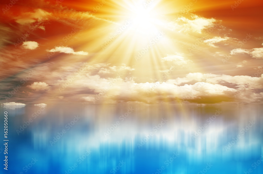 Obraz premium Kolorowy zachód słońca. Niebo z chmurami i słońcem nad błękitnym morzem