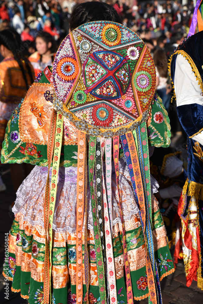 Péruvienne en costume de fête plaza de Armas à Cusco au Pérou Stock Photo |  Adobe Stock