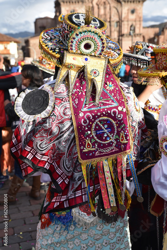 Péruviennes en costume de fête plaza de Armas à Cusco au Pérou