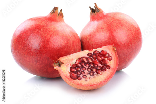 Granatapfel Granatäpfel frisch geschnitten Obst Frucht Freisteller freigestellt isoliert