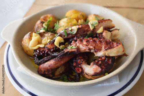 Grilled octopus with batatas a murro