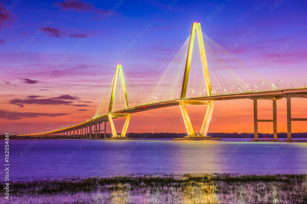 Fototapeta premium Charleston, Karolina Południowa, USA Most na rzece Cooper.