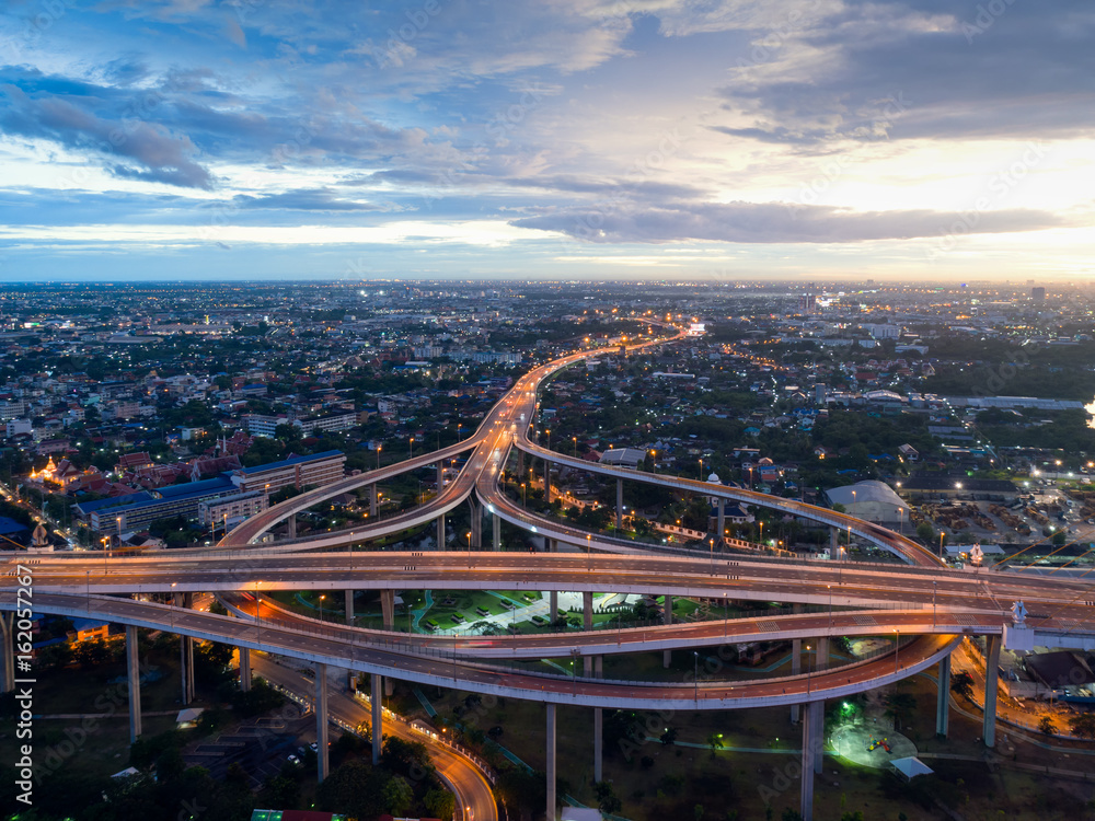 Fototapeta Widok z góry na Bangkok Expressway, widok z góry na autostradę, drogę ekspresową i autostradę nocą, widok z lotu ptaka na miasto, strzał z drona, autostrada jest ważną infrastrukturą w Tajlandii
