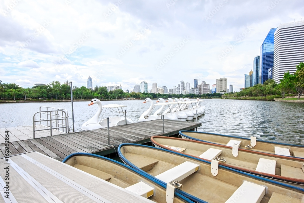 Obraz premium Boats on lake in the city